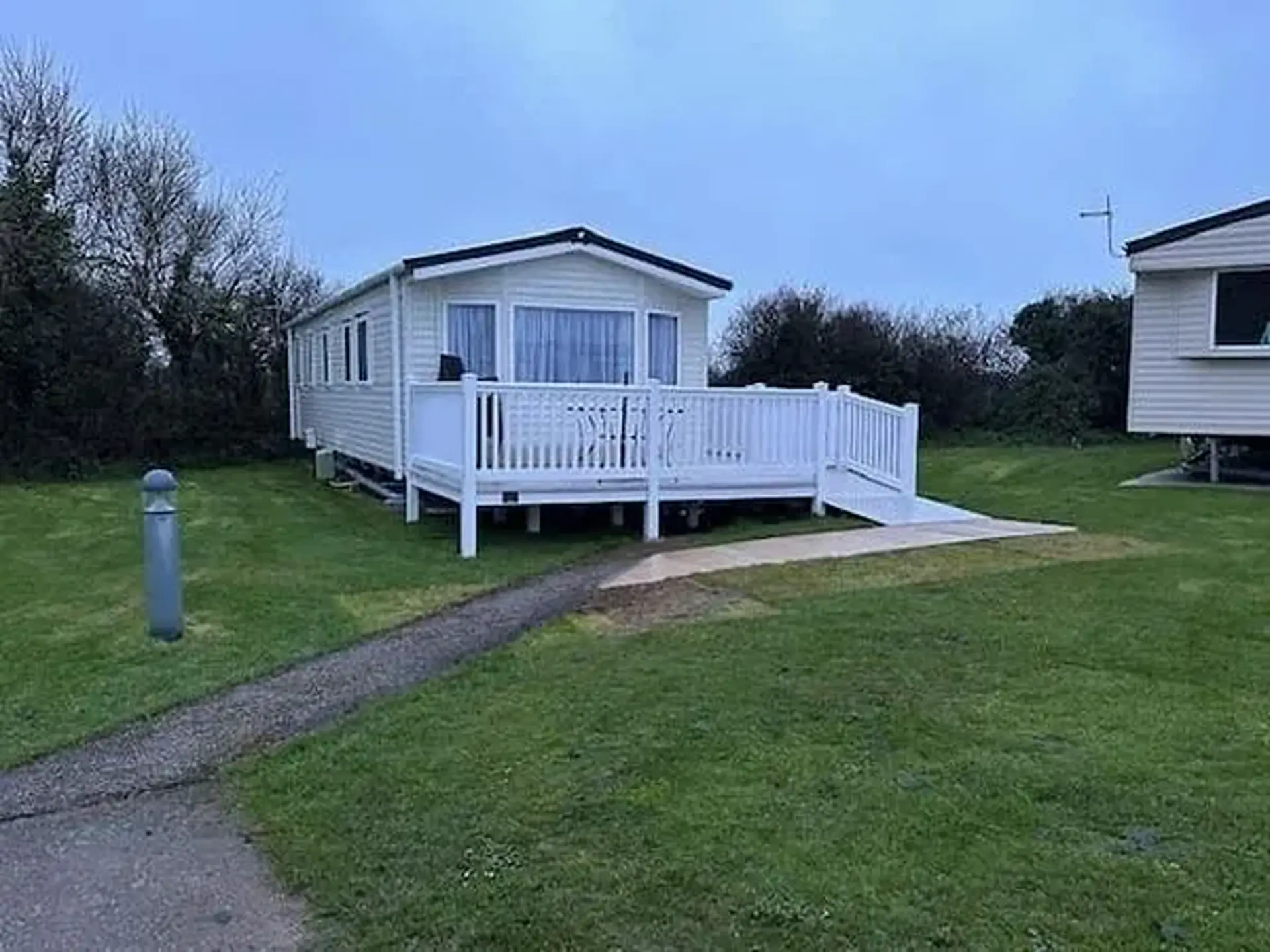 Beige static holiday home with accessible ramp and decking.